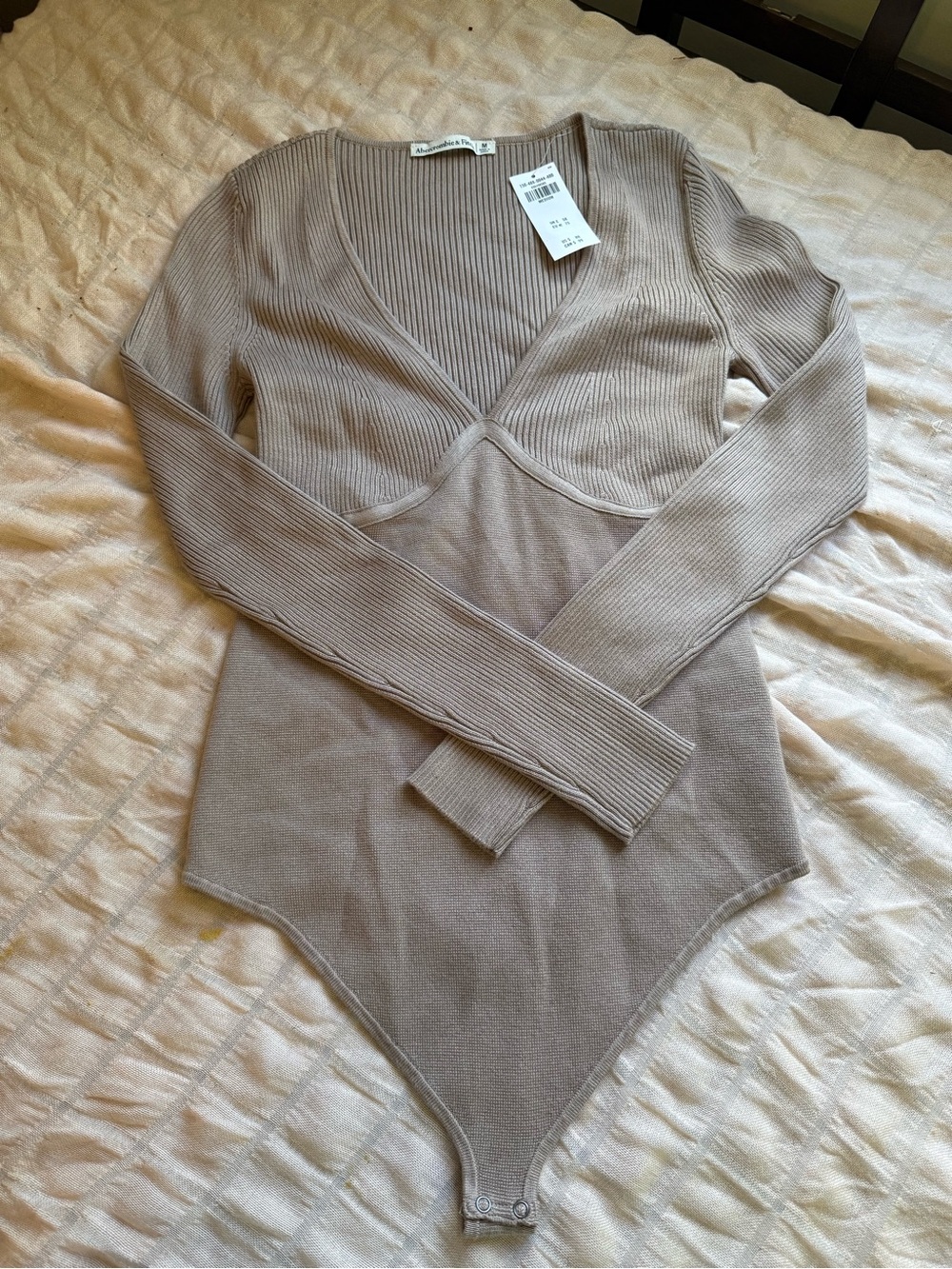 Abercrombie & Fitch Ribbed V-Neck Long Sleeve Top in Taupe - Picture 3 of 6